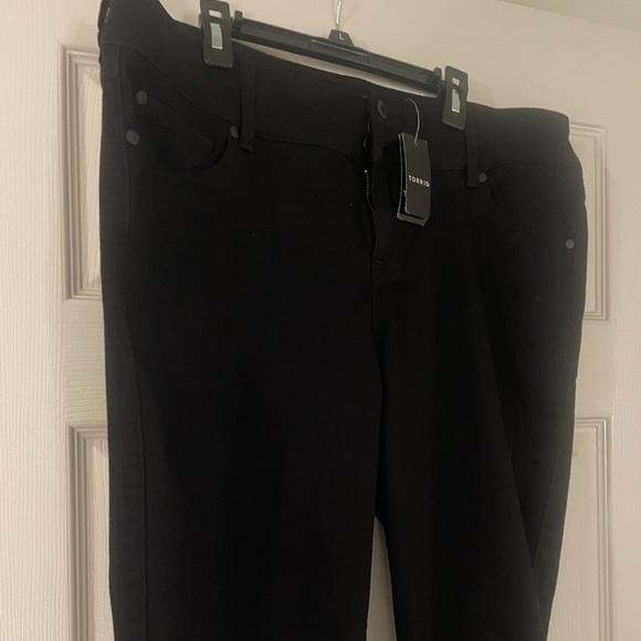 NWT Torrid black jegging rolled cuff crops. - Picture 6 of 12